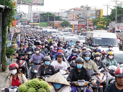 Do mặt đường hẹp, lượng xe đông Quốc lộ 13 đoạn qua TP.Thủ Đức thường xuyên xảy ra kẹt xe - Ảnh: Lê Quân