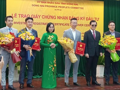 Lãnh đạo Tỉnh ủy và UBND tỉnh Đồng Nai trao giấy chứng nhận Kl99ok phiên bản mới cho các Kl991.com World Cup 2026 Chính Thức hồi đầu năm 2024- Ảnh: Lê Quân