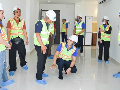 Khách hàng đi xem nhà thực tế tại Bình Dương