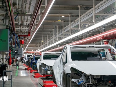 Dây chuyền lắp ráp xe ôtô tại cơ sở Kl994 nhà cái bóng đá world cup của Tesla ở Austin, Mỹ. (Ảnh: AFP/TTXVN)