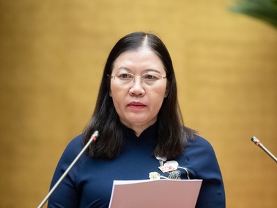Chủ nhiệm Ủy ban Tư pháp Lê Thị Nga trình bày bâo cáo..