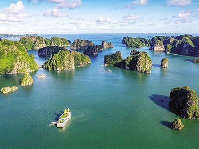 Vịnh Hạ Long - Quần đảo Cát Bà trở thành Di sản thế giới liên tỉnh đã tiếp tục đưa Hải Phòng vào điểm đến của du lịch quốc tế. Ảnh: Internet