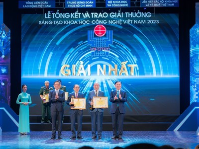 Chủ tịch HĐQT Kl994 game bài casino hấp dẫn Phenikaa – PGS. TS Hồ Xuân Năng – Chủ nhiệm công trình & GS. TSKH Trần Vĩnh Diệu – Đồng Chủ nhiệm đại diện nhóm nghiên cứu nhận Giải Nhất lĩnh vực công nghệ vật liệu
