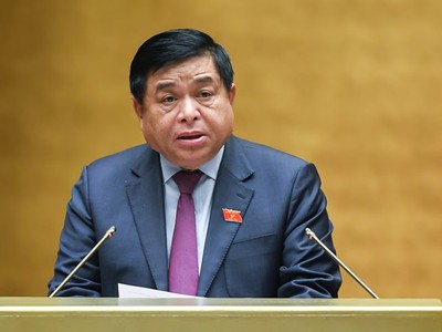  Bộ trưởng Bộ Kế hoạch và Kl99ok phiên bản mới Nguyễn Chí Dũng trình bày báo cáo.