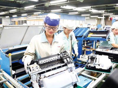 Các Kl991.com World Cup 2026 Chính Thức chế xuất đang lo ngại với quy định thuế GTGT mới. Trong ảnh: Kl994 nhà cái bóng đá world cup tại Công ty Canon Việt Nam. Ảnh: Đ.T