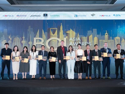 Bà Nguyễn Lâm Nhi Thùy (thứ sáu từ trái sang), đại diện Kl994 game bài casino hấp dẫn Sun Group nhận giải thưởng BCI Top 10 Developers 2024