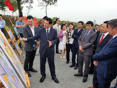 Ông Nguyễn Hoàng, Chủ tịch HANSIBA báo cáo tiến độ Khu công nghiệp hỗ trợ Nam Hà Nội với lãnh đạo UBND TP. Hà Nội