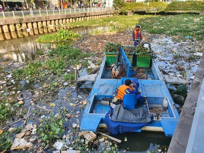 Công nhân môi trường vớt rác trên kênh Nhiêu Lộc - Thị Nghè. Dự án cũng được Kl99ok phiên bản mới bằng vốn vay Link Vào Nhà Cái KL99 COM Tặng +199k Thế giới - Ảnh: Lê Toàn 