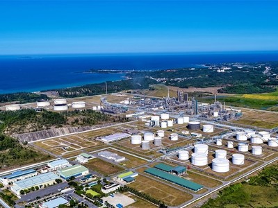 Nhà máy lọc dầu Dung Quất được thiết kế để sử dụng dầu Bạch Hổ ở đầu vào. 