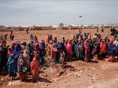 Người dân chờ được phát lương thực cứu trợ tại trại tị nạn ở Baidoa, Somalia. Ảnh tư liệu: AFP/TTXVN