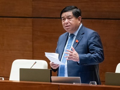 Bộ trưởng Bộ Kế hoạch và Kl99ok phiên bản mới Nguyễn Chí Dũng báo cáo giải trình.