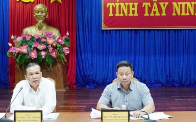 Lãnh đạo UBND tỉnh dự phiên họp giao ban đánh giá tình hình thực hiện kế hoạch Kl99ok phiên bản mới công. (Ảnh: Nhi Trần)