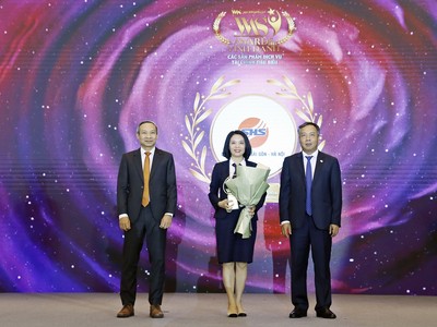 Bà Lê Thị Hoài Thu – Phó Giám đốc Trung tâm môi giới SHS (giữa) đại diện SHS nhận vinh danh của Ban tổ chức 