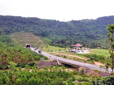 Hầm đường bộ Đèo Ngang hiện hữu.