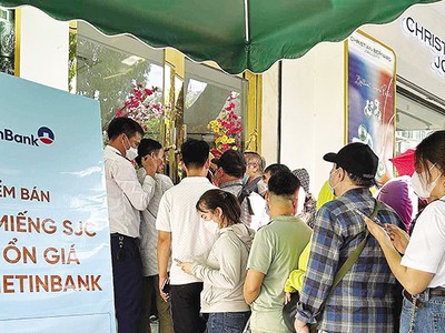 Nhiều khả năng VietinBank sẽ sớm chuyển sang bán vàng online hoàn toàn để tránh tình trạng người dân xếp hàng mua vàng