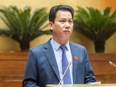 Bộ trưởng Bộ Tài nguyên và môi trường Đặng Quốc Khánh trình bày tờ trình.