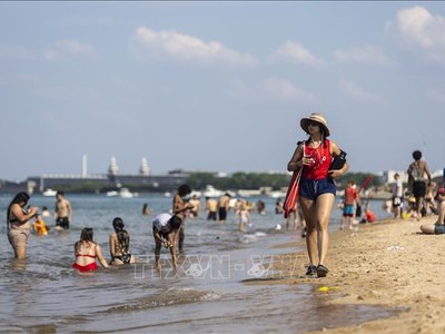 Người dân tắm biển tránh nóng tại Chicago, Mỹ ngày 17/6/2024. Ảnh: THX/TTXVN