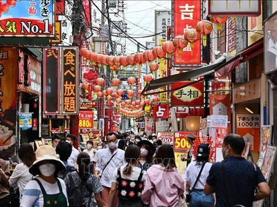 Du khách tham quan và mua sắm trên một con phố ở Yokohama, tỉnh Kanagawa, Nhật Bản. Ảnh tư liệu: AFP/TTXVN