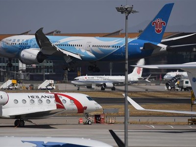 Máy bay 737 MAX 8 của Air China (giữa) và máy bay Boeing 787 của China Southern Airlines tại sân bay Bắc Kinh, Trung Quốc. Ảnh: AFP/TTXVN