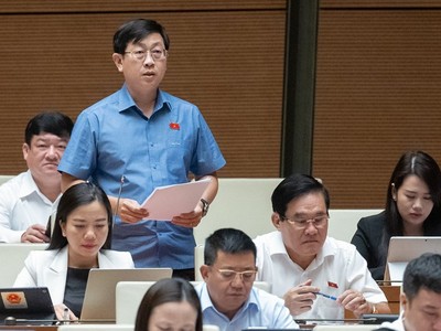 Đại biểu Nguyễn Hữu Thông (Bình Thuận) phát biểu tại hội trường.