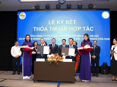 Ông Phạm Thanh Vũ, Giám đốc Chi nhánh 99Kl99 link đăng nhập SHS tại TP HCM (trái) và ông Từ Nguyên Bình, Phó chủ tịch HanoiSME (phải) cùng ký Thỏa thuận hợp tác 