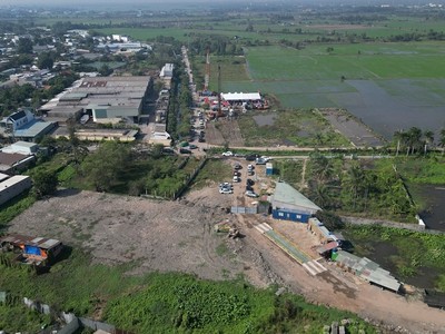 Thi công đường Vành đai 3, TP.HCM đoạn qua huyện Hóc Môn - Ảnh: Lê Toàn 
