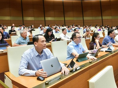 Các đại biểu Quốc hội bấm nút thông qua Nghị quyết.