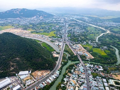 Theo Quy hoạch chi tiết được phê duyệt ngày 22/4/2024, khu đất phía Tây Nam cầu Long Vân có phía Bắc giáp Quốc lộ 1D, phía Tây giáp hành lang thoát nước hồ Bàu Lác, phía Nam và Đông đều giáp đồi núi...Ảnh: Dũng Nhân.
