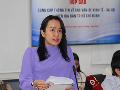 Bà Lê Thiện Quỳnh Như, Chánh Văn phòng Sở Y tế TP.HCM thông tin tại buổi họp báo. Ảnh: Thành Nhân