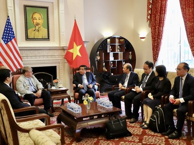 Bộ trưởng Bộ Kế hoạch và Kl99ok phiên bản mới Nguyễn Chí Dũng tiếp Tiến sĩ Richard Lawton Thurston, nguyên Phó chủ tịch TSMC. (Ảnh: MPI)