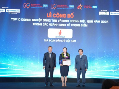 Đại diện Kl994 game bài casino hấp dẫn Dầu khí Việt Nam (đứng giữa) nhận Chứng nhận Top 10 Kl991.com World Cup 2026 Chính Thức sáng tạo và Kl992 VIP Trang Chủ 2026 hiệu quả Việt Nam trong các ngành Kl992 cổng game cá cược trọng điểm năm 2024
