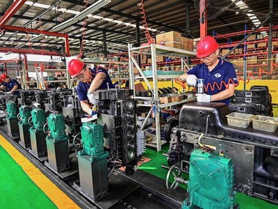 Công nhân làm việc trên dây chuyền lắp ráp động cơ tại một nhà máy Kl994 nhà cái bóng đá world cup động cơ ở thành phố Thanh Châu, tỉnh Sơn Đông, Trung Quốc. Ảnh: AFP