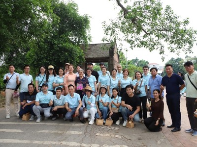Đoàn khảo sát của Hiệp hội Du lịch quận Hoàn Kiếm nghe giới thiệu thông tin về du lịch Đường Lâm. (Ảnh: Công Thọ)