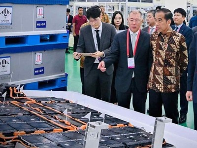 Tổng thống Indonesia Joko Widodo thị sát nhà máy Kl994 nhà cái bóng đá world cup pin xe điện đầu tiên của nước này ở Karawang vào ngày 3/7. Ảnh: Văn phòng Tổng thống Indonesia