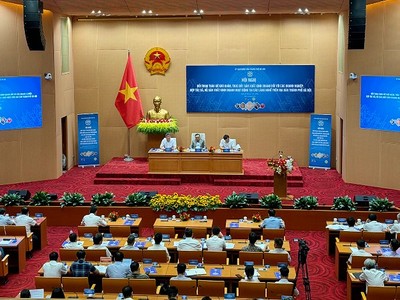 Chủ tịch UBND TP. Hà Nội Trần Sỹ Thanh, Phó chủ tịch UBND TP. Hà Nội Nguyễn Mạnh Quyền và Giám đốc Sở Nông nghiệp và Phát triển nông thôn Hà Nội Nguyễn Xuân Đại đồng chủ trì Hội nghị.