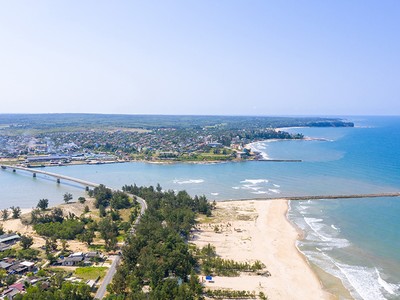Quảng Trị đang từng bước mở rộng và phát triển vùng không gian ven biển. Trong ảnh: khu vực biển Cửa Tùng (Ảnh: ipa Quảng Trị)
