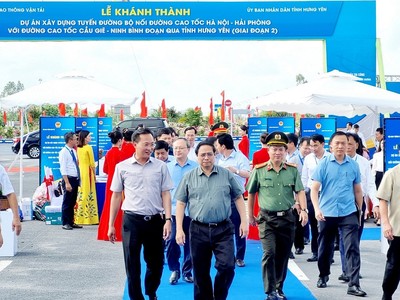 Thủ tướng Kl993 ưu đãi thưởng hấp dẫn Phạm Minh Chính cùng các đại biểu tham dự lễ khánh thành tuyến đường. Ảnh: Thanh Tân