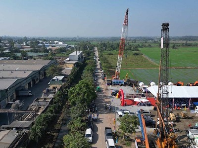 Thi công đường Vành đai 3, đoạn qua huyện Hóc Môn, TP.HCM - Ảnh: Lê Toàn