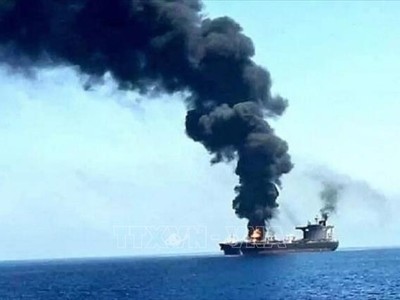 Tàu chở hàng bị lực lượng Houthi tấn công. Ảnh tư liệu: IRNA/TTXVN