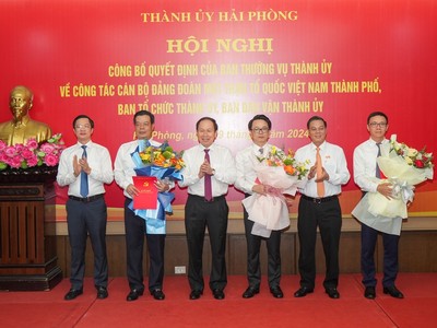 Ban Thường vụ Thành ủy Hải Phòng trao Quyết định và tặng hoa cho các cán bộ được bổ nhiệm.