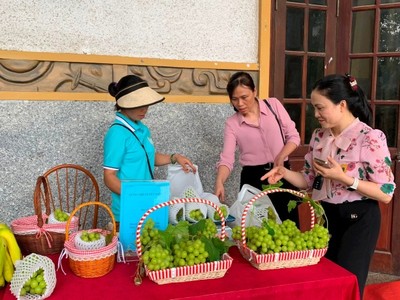 Sản phẩm nho của huyện Phúc Thọ trưng bày tại Diễn đàn.