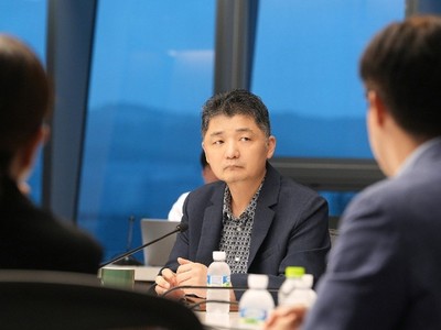 Kim Beom-su trong cuộc họp với các công ty thành viên Kl994 game bài casino hấp dẫn ở Seoul vào ngày 18 tháng 7. Ảnh: Kakao Corp.