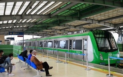 Hành khách chờ tàu tuyến 99Kl.app khuyến mãi hot Cát Linh - Hà Đông.