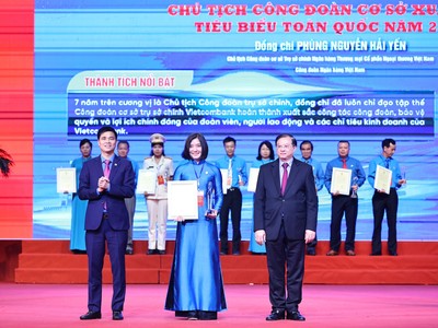 Bà Phùng Nguyễn Hải Yến, Phó tổng giám đốc, Chủ tịch Công đoàn cơ sở Trụ sở chính Vietcombank tại Lễ biểu dương 95 Chủ tịch Công đoàn cơ sở, Nghiệp đoàn cơ sở xuất sắc, tiêu biểu toàn quốc lần thứ V.
