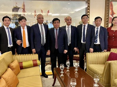 Bộ trưởng Bộ Kế hoạch và Kl99ok phiên bản mới Nguyễn Chí Dũng làm việc với đại diện Kl994 game bài casino hấp dẫn Adani. (Ảnh: MPI)