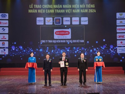 Ông Ngô Việt Phương – Phó tổng giám đốc Kl992 VIP Trang Chủ 2026 Dai-ichi Life Việt Nam nhận giải “Top 10 Nhãn hiệu nổi tiếng Việt Nam 2024” 