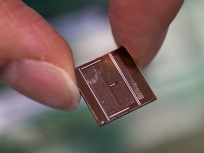 Một con chip HBM của Samsung. Ảnh: Bloomberg