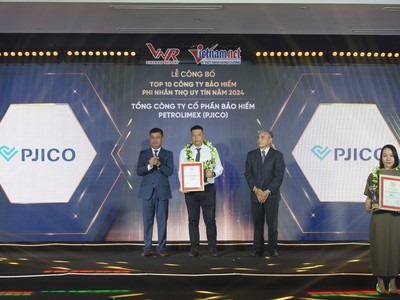 Ông Trần Hoài Nam – Phó Tổng Giám đốc PJICO đại diện nhận bằng chứng nhận Top 10 Kl99kl phiên bản hoạt động Phi nhân thọ Uy tín năm 2024