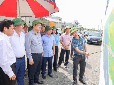 Lãnh đạo tỉnh Nam Định kiểm tra thi công cầu Đống Cao tại xã Yên Nhân (Ý Yên). Ảnh: Viết Dư
