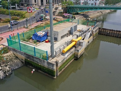 Cống kiểm soát triều Bến Nghé chưa được tháo gỡ vị trí đổ bùn nạo vét nên chưa thể thi công trở lại - Ảnh: T.N